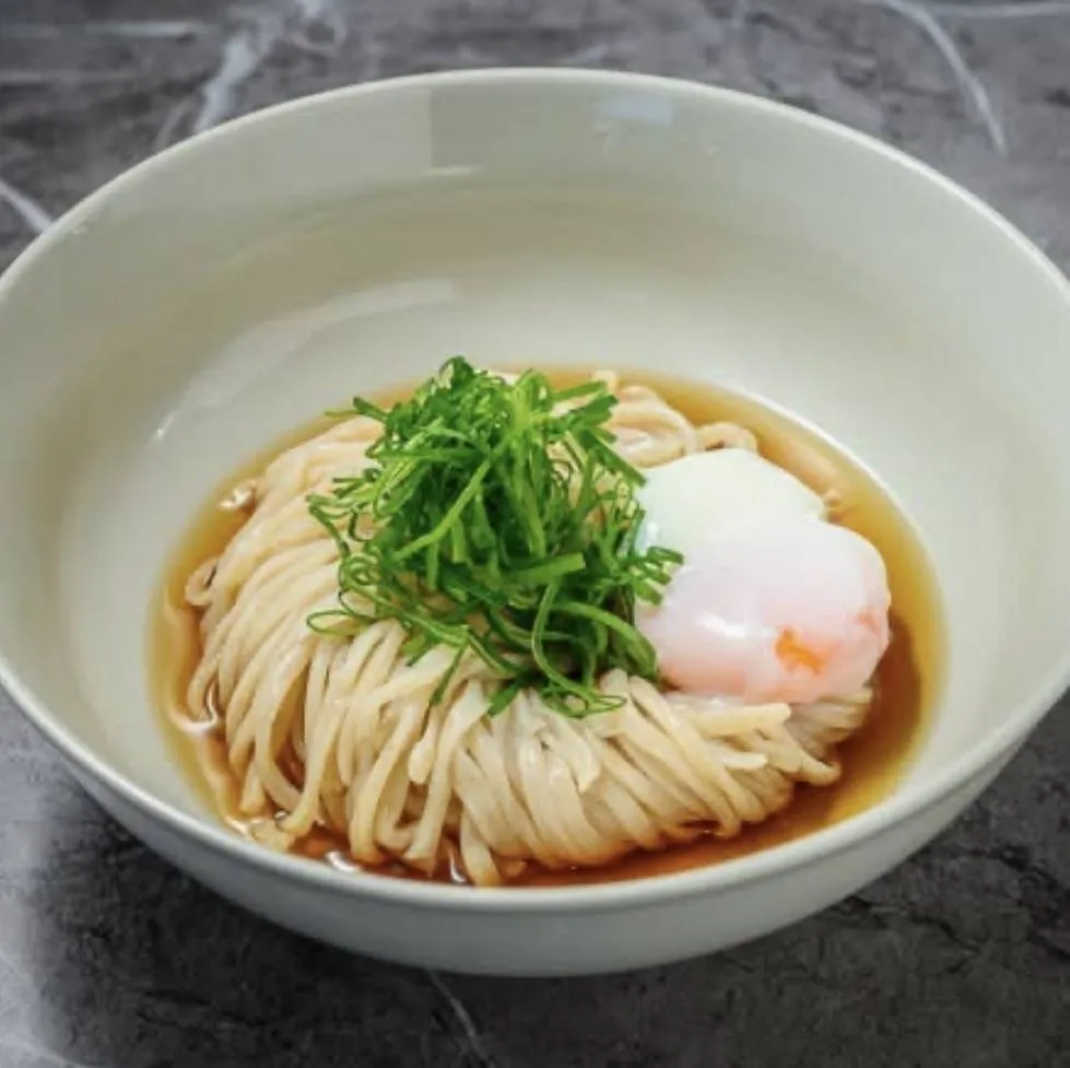 本格うどんと笑顔が集まる、<br>昼も夜も楽しめるお店。